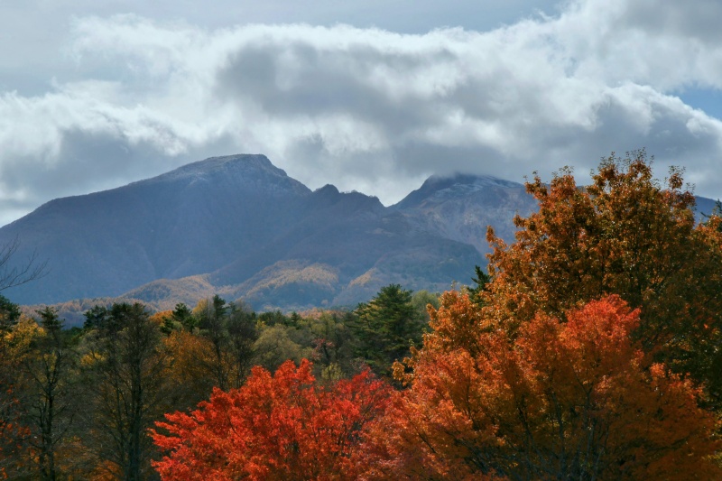 紅葉の向こうは磐梯山