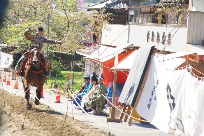 的にめがけて射るところ