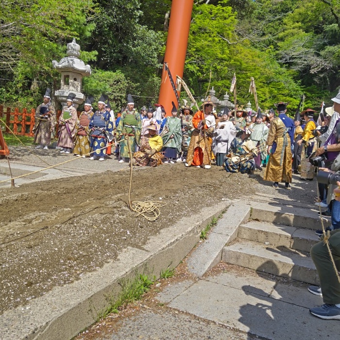 朱鳥居の下で集合