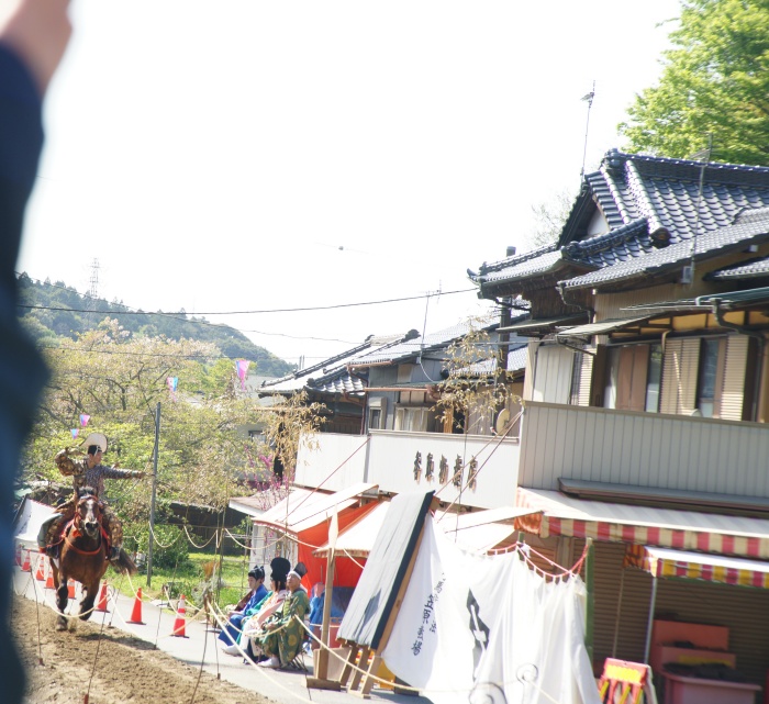 的を射るために構えている